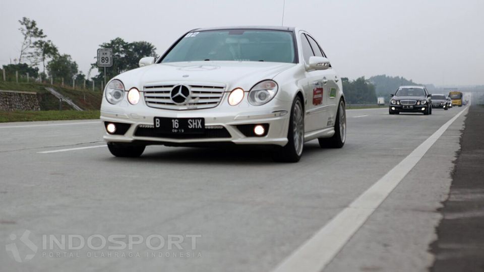 Komunitas Mercedes-Benz W211 Club Indonesia dalam perjalanan touring ke Surabaya. Copyright: © Petrus Manus Da Yerimon/INDOSPORT